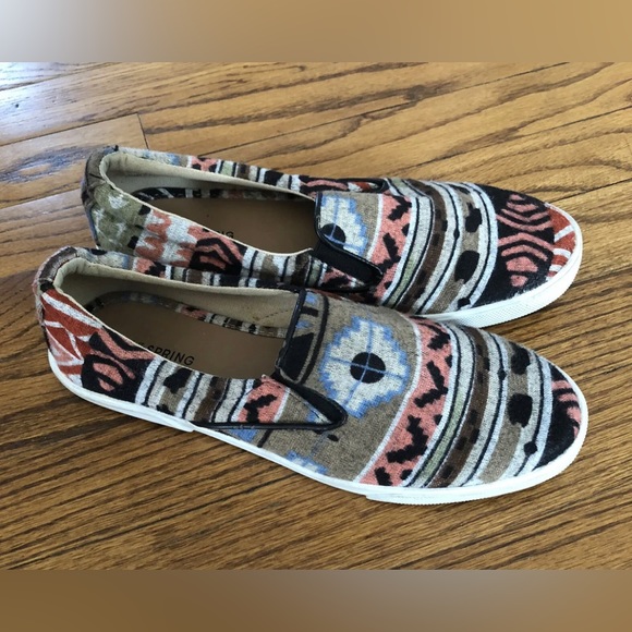 Call It Spring JCPenney Multicolor Tribal Print Fabric Slide On Sneakers Sz. 8 - Picture 6 of 7